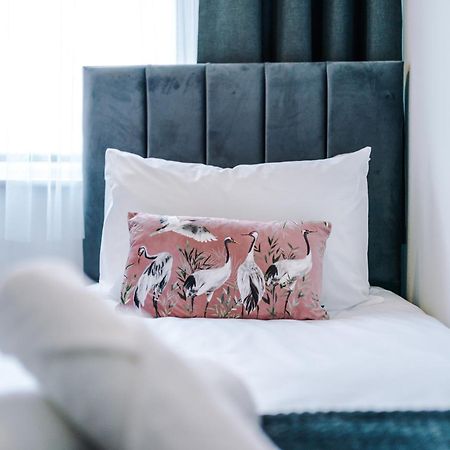 Modern Premium 3 Bed Hidden Gem - Central Location บาร์นสลีย์ ภายนอก รูปภาพ
