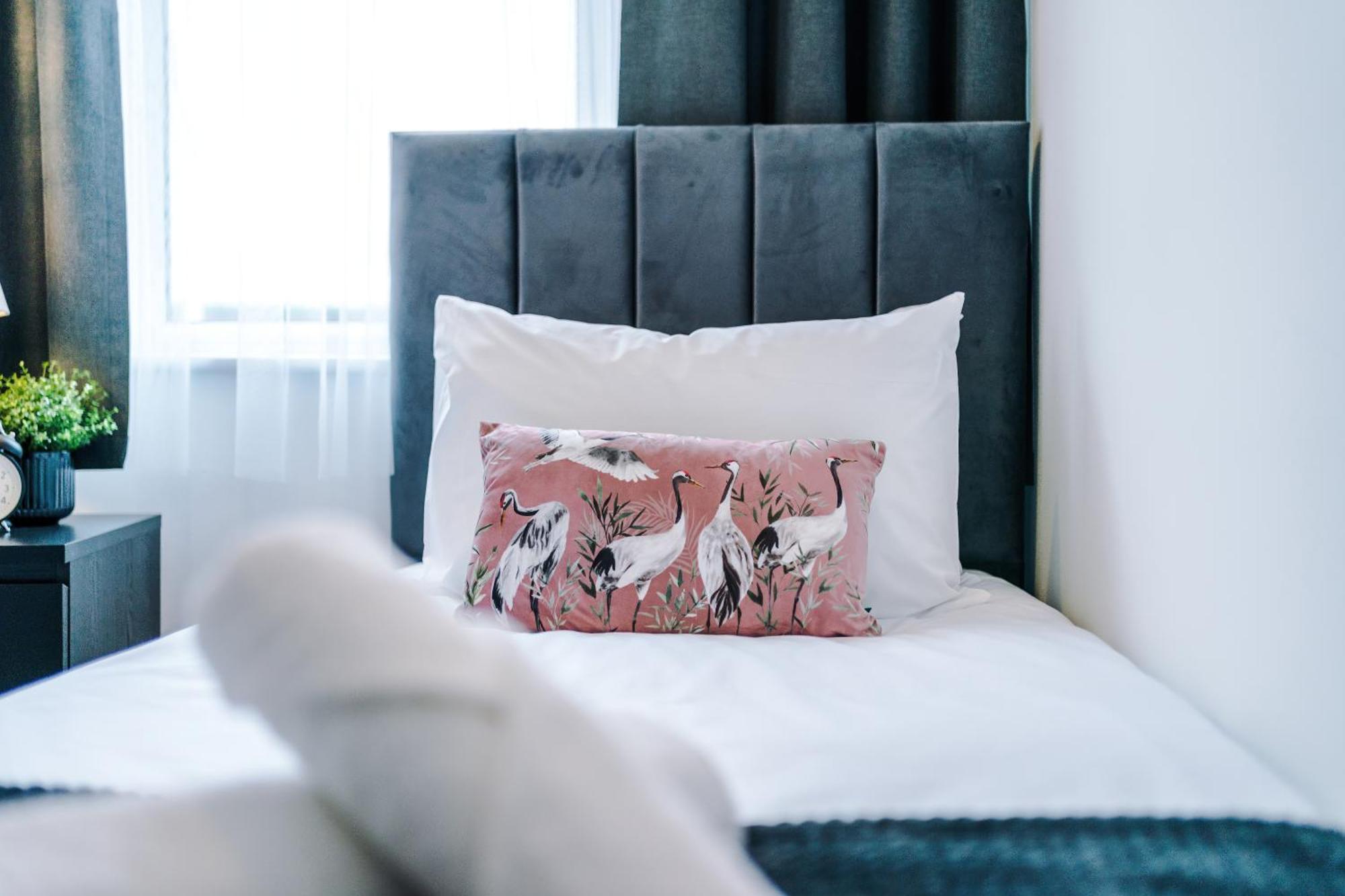 Modern Premium 3 Bed Hidden Gem - Central Location บาร์นสลีย์ ภายนอก รูปภาพ